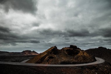 bir kaliteli yol keşfi bir tepe ve volkanik dağlar