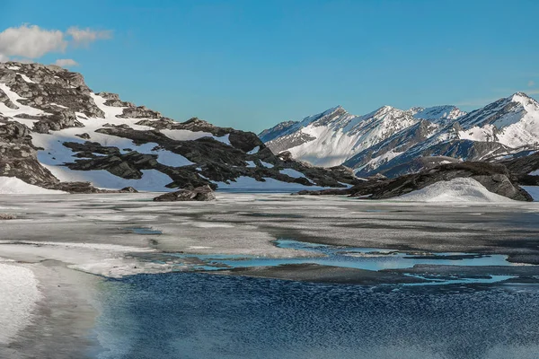 Innsjøen ved Alpene – stockfoto