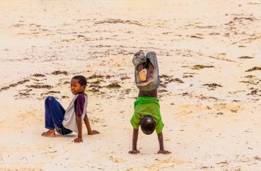 Kumda iki küçük Afrikalı childreen 