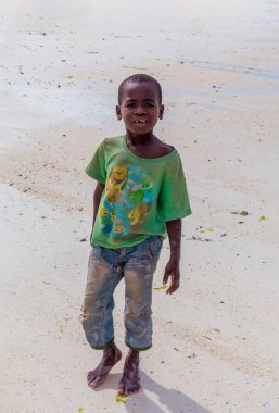 Küçük Afrikalı çocuk kum üzerinde duruyor