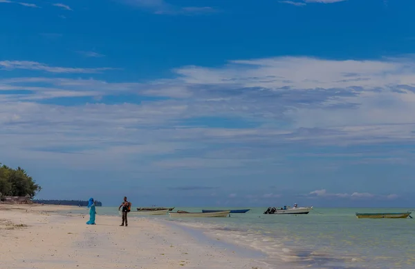 Ragazzo e ragazza stanno chiacchierando in piedi vicino all'oceano — Foto Stock