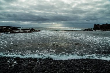 vahşi kıyıdan azgın okyanusa manzara