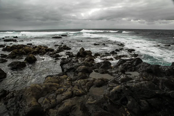 Taşlı bir kıyıdan azgın bir okyanusa güzel bir manzara — Stok fotoğraf
