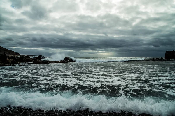 Uitzicht vanaf de wilde kust tot de razende Oceaan — Stockfoto