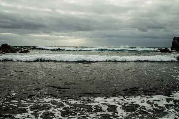 Вид з дикого узбережжя на бурхливий океан — стокове фото