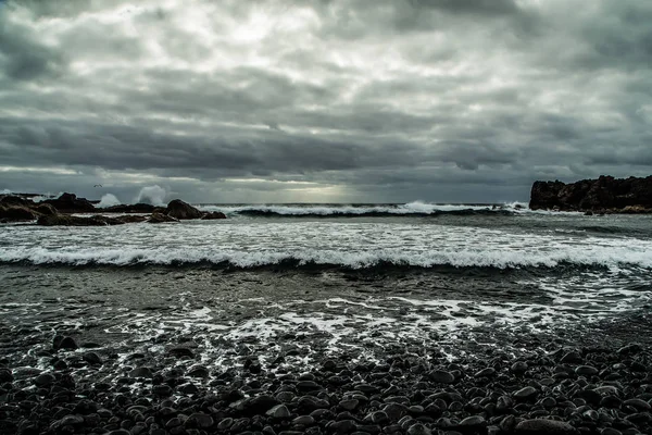 öğleden sonra bir fırtına sırasında okyanusta iki büyük dalgalar 