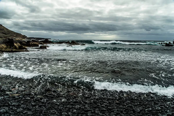 Вид з кам'янистого пустельного берега на штормовий океан — стокове фото