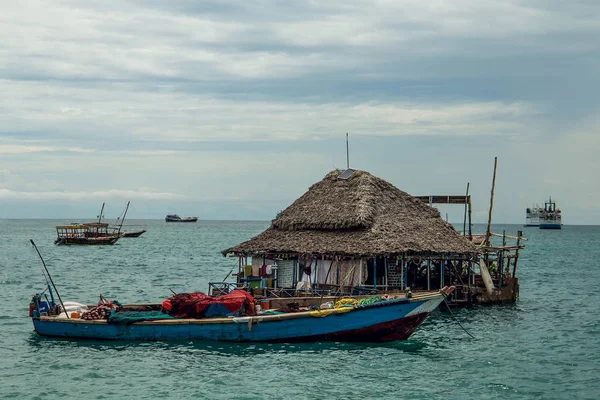 Плавучие дома и небольшие лодки рядом с океаном — стоковое фото