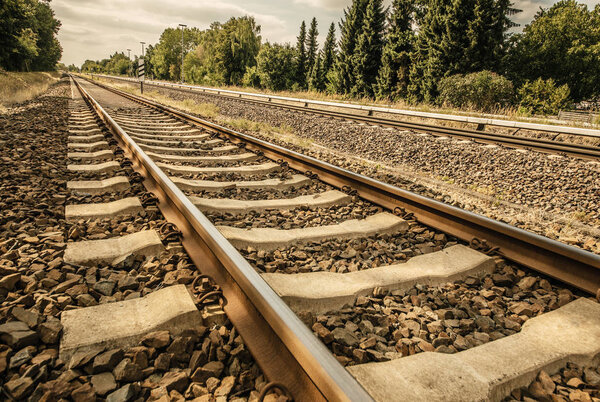 Железная дорога с близкого расстояния в солнечный день в хорошую погоду

