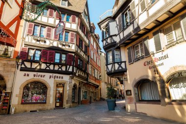 Colmar sokakları, ilkbaharda Grand Est Alsace 