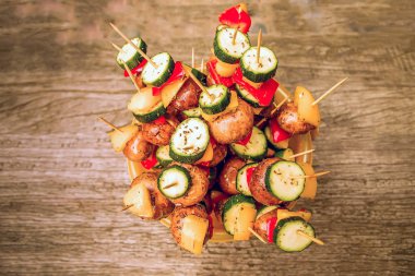 vegan kebaplar pişirmeye hazır