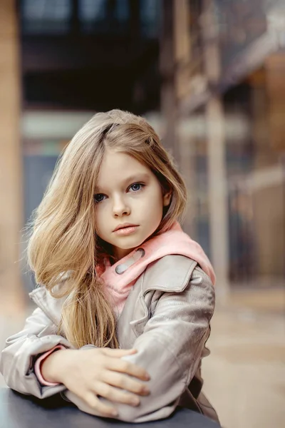 Muito bela menina com longo cabelo loiro sentado em uma ta — Fotografia de Stock