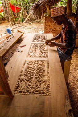 afrikalı adam işini yapıyor bir oyma kapı yapar