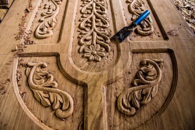 afrikalı adam işini yapıyor bir oyma kapı yapar