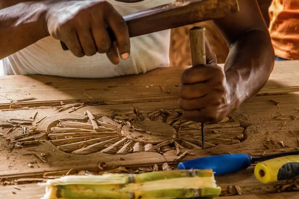 Uomo africano che fa il suo lavoro fa una porta intagliatore — Foto Stock