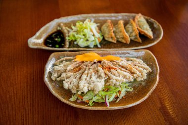 soslu kızarmış enokitake mantar