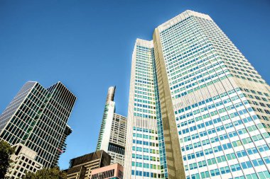 Frankfurt on Main, Almanya, 27 Eylül 2018. Insanlar geniş bir görüş açısı olmadan güneşli bir günde mavi gökyüzüne karşı şehrin bussines bölümünde Modern güzel yeni gökdelen
