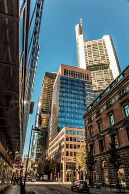 Frankfurt on Main, Almanya, 27 Eylül 2018. Insanlar geniş bir görüş açısı olmadan güneşli bir günde mavi gökyüzüne karşı şehrin bussines bölümünde Modern güzel yeni gökdelen