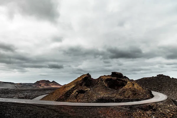 Natureza vulcânica única da ilha de Lanzarote com areias negras e montanhas vermelhas — Fotografia de Stock