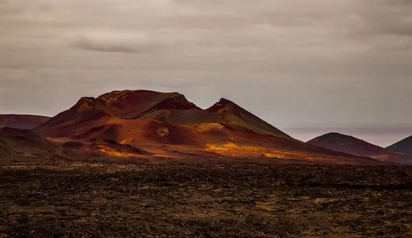 Increíblemente Hermoso Paisaje Volcánico Con Arena Negra Montañas Rojas Hermoso —  Fotos de Stock
