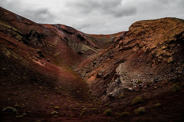 Paisagem Vulcânica Incrivelmente Bonita Com Areia Preta Montanhas Vermelhas Belo — Fotografia de Stock