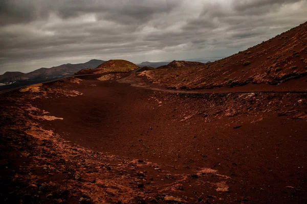 Paisagem Vulcânica Incrivelmente Bonita Com Areia Preta Montanhas Vermelhas Belo — Fotografia de Stock