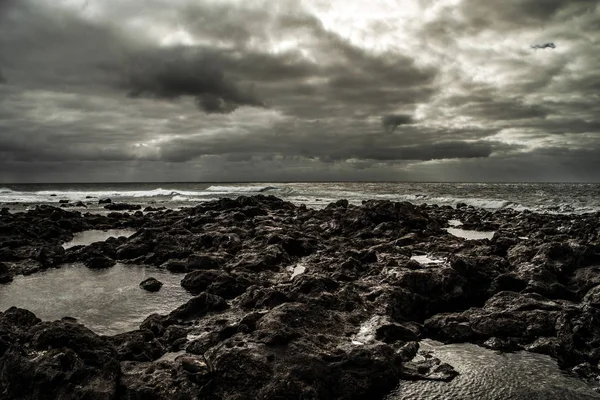 Gyönyörű kilátás a köves tengerpartról a tomboló óceánra. — Stock Fotó