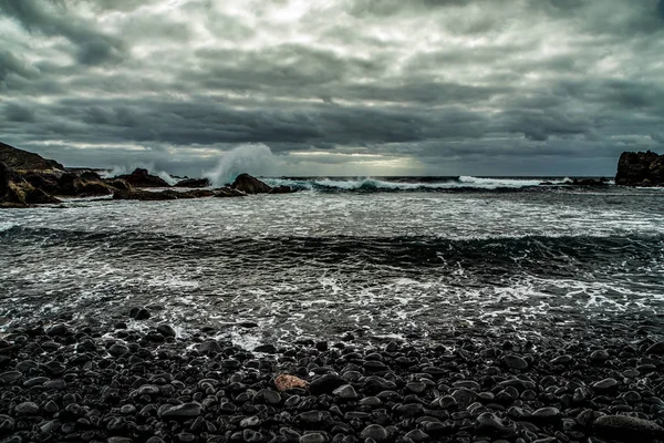 Вид Кам Яного Берега Бурхливу Океанську Хвилю Під Час Весняного — стокове фото