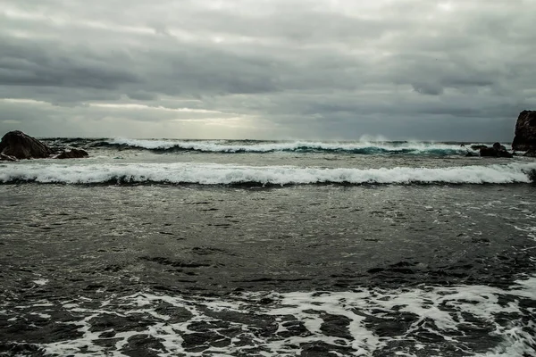Kilátás a vad parttól a tomboló óceán — Stock Fotó