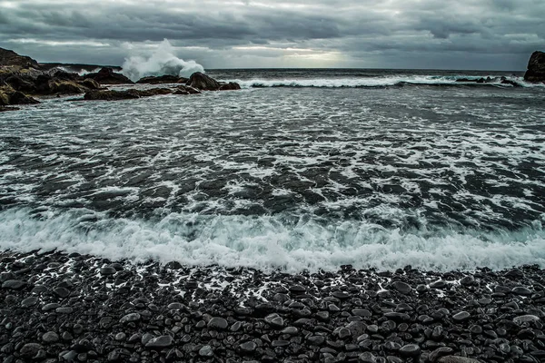 Beautyful Uitzicht Vanaf Een Steenachtige Kust Naar Een Razende Oceaan — Stockfoto