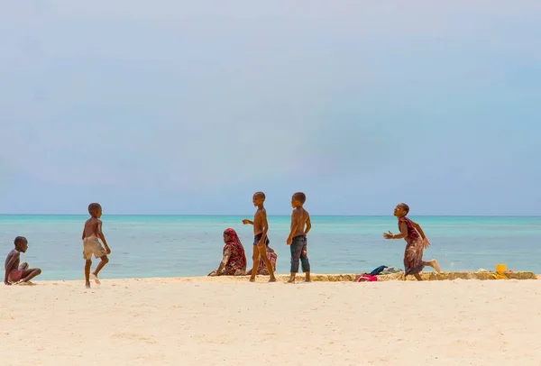 Zanzibar Tanzânia Março 2018 Grupo Crianças Africanas Brincando Oceano — Fotografia de Stock