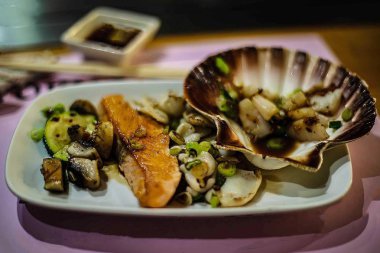 Bir Japon restoranında teppan gösterisi, müşterinin önünde doğrudan yemek pişirmek, balık, pirinç, et, sebze