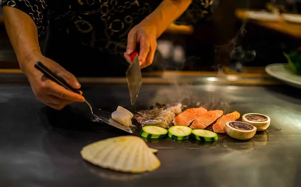 Teppan Show Egy Japán Étteremben Főzés Közvetlenül Ügyfél Előtt Hal — Stock Fotó