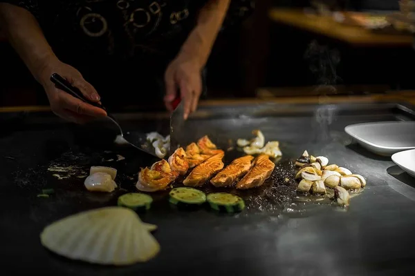 Шоу Японському Ресторані Готують Прямо Перед Клієнтом Рибою Рисом Ясом — стокове фото