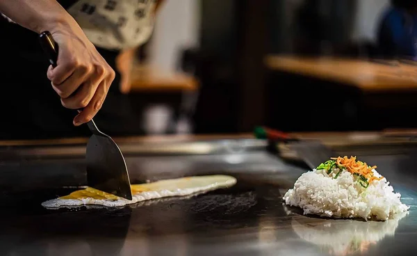 Teppan Show Egy Japán Étteremben Főzés Közvetlenül Ügyfél Előtt Hal — Stock Fotó