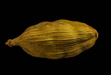 süper makro çerçeve kubeba (cubeba) biber taneleri siyah arkaplan üzerinde izole bir büyük