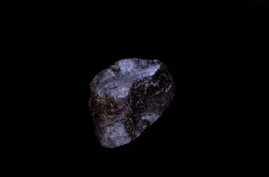 Süper makro birçok kristal vurdu. Siyah Hawaii tuzu, siyah gıda arka planına çok yakın.