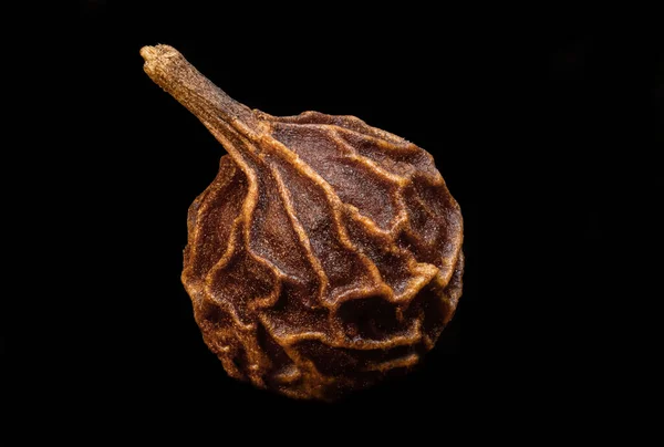 süper makro çerçeve kubeba (cubeba) biber taneleri siyah arkaplan üzerinde izole bir büyük
