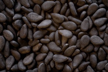 Yüksek çözünürlüklü siyah susam tohumları beyaz arka planda izole edilmiş..
