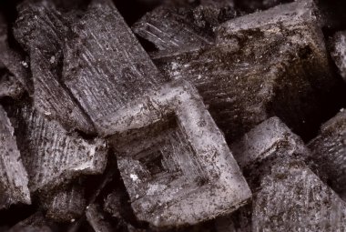 Büyük egzotik baharatlardan oluşan süper makro çekim. Siyah kömür, Kıbrıs 'tan gelen tuzu ayrıntılı bir şekilde eritiyor. İdeal yemek ve baharat geçmişi