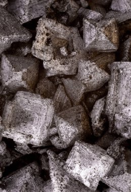 Büyük egzotik baharatlardan oluşan süper makro çekim. Siyah kömür, Kıbrıs 'tan gelen tuzu ayrıntılı bir şekilde eritiyor. İdeal yemek ve baharat geçmişi