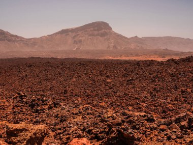 Tenerife 'de arka planda bir sürü kaya ve güzel dağ manzarası olan bir yer. Tenerife 'nin volkanik manzaraları