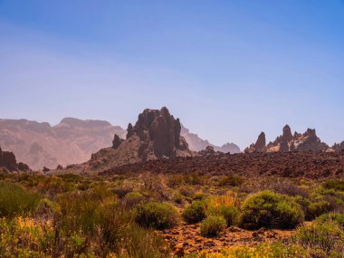 Tenerife 'de arka planda bir sürü kaya ve güzel dağ manzarası olan bir yer. Tenerife 'nin volkanik manzaraları