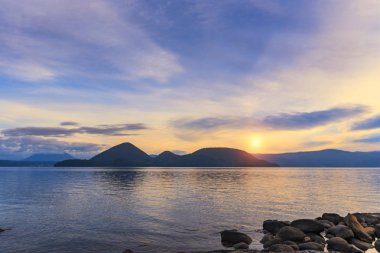 Toya göl ve ada orta gün batımında 