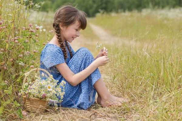 Retrato Verão Menina Adorável Com Camomila Cesta Flores — Fotografia de Stock