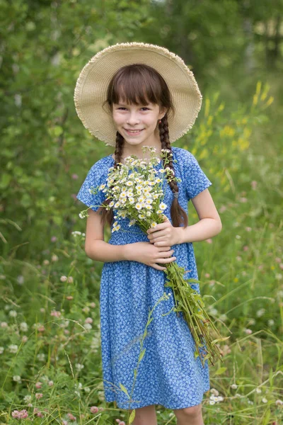 Verbazingwekkend Lachend Meisje Een Hoed Met Boeket Bloemen Zomerdag — Stockfoto