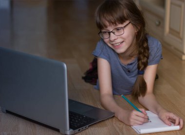 Evde interneti kullanan tatlı kız, mutlu liseli kız çalışkanlığı.