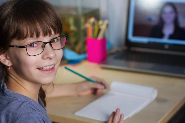 Online Onderwijs Afstand Een Gelukkig Meisje Studeert Thuis Doet Huiswerk — Stockfoto