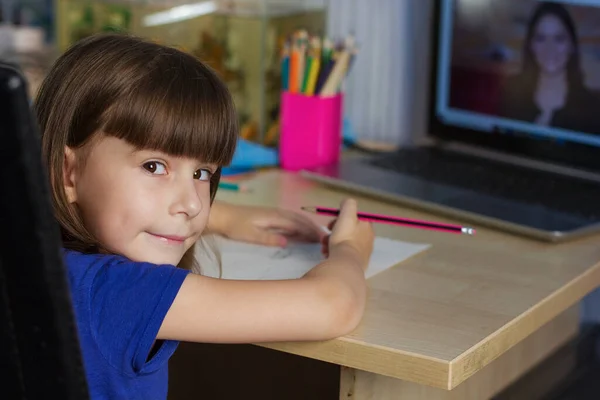 Ragazza Carina Studia Casa Internet — Foto Stock