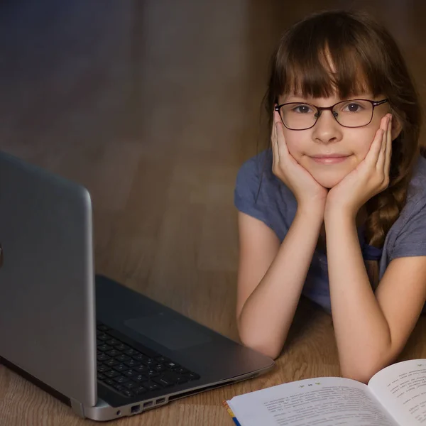 Gelukkige Schoolmeisjes Studies Schattig Meisje Lezen Studeren Thuis Internet — Stockfoto
